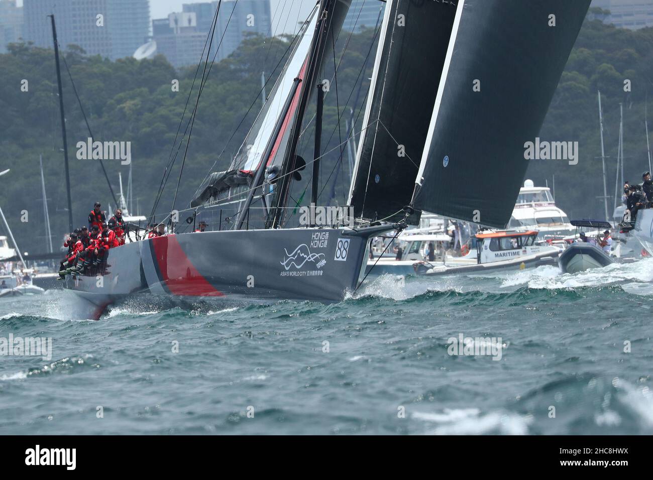 Sydney Harbour, Sydney, Australien. 26th Dez 2021. Rolex Sydney Hobart Yacht Race; SHK Scallywag 100 mit Skipper von David Witt führt die Yachten beim Start in Richtung Kopf Credit: Action Plus Sports/Alamy Live News Stockfoto