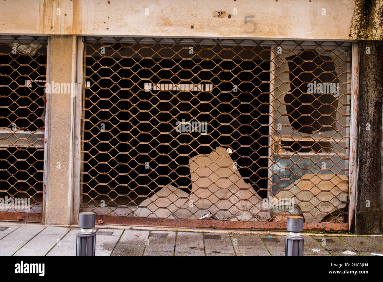 Nicosia, Zypern - 25. Dezember 2021 griechisch-türkische Pufferzone, die von der Friedenstruppe der Vereinten Nationen in der geteilten Stadt Nicosia, Duri, kontrolliert wird Stockfoto