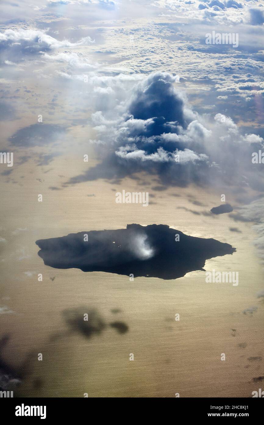 Wolken über dem Mittelmeer und einer Insel, von einem Flugzeug aus gesehen, auf einem Flug nach Zypern, im Winter Stockfoto