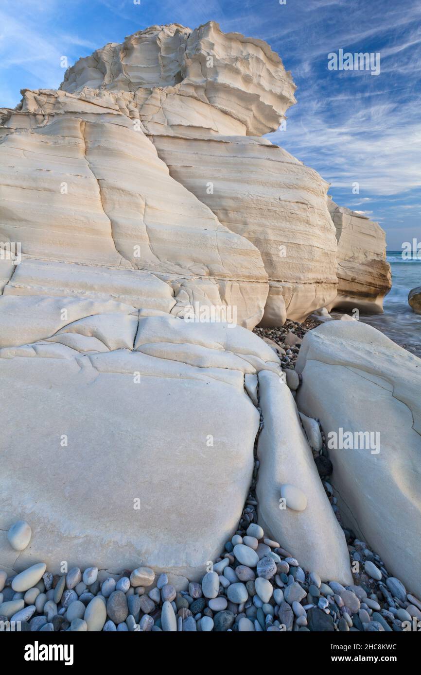 Kalksteinformation, am Strand neben dem Felsen der Aphrodite, Südküste, Insel Zypern, östliches Mittelmeer Stockfoto