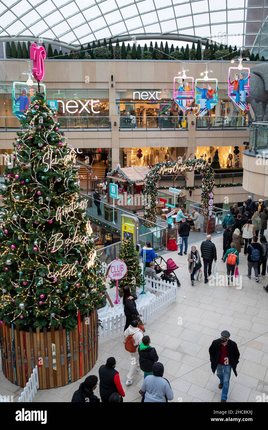 Leeds City Centre am letzten weeknd vor Weihnachten während der kovidischen Pandemie im Dezember 2021. The Trinity Shopping Centre, Leeds. Stockfoto