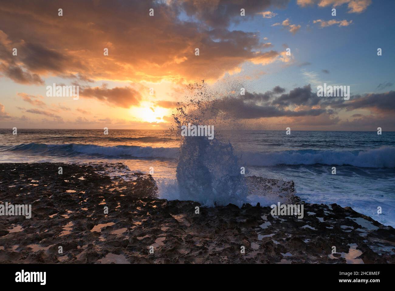 Sonnenuntergang und Wellen, die im Winter auf die felsige Küste stürmen, Halbinsel Akamas, Insel Zypern, östliches Mittelmeer Stockfoto