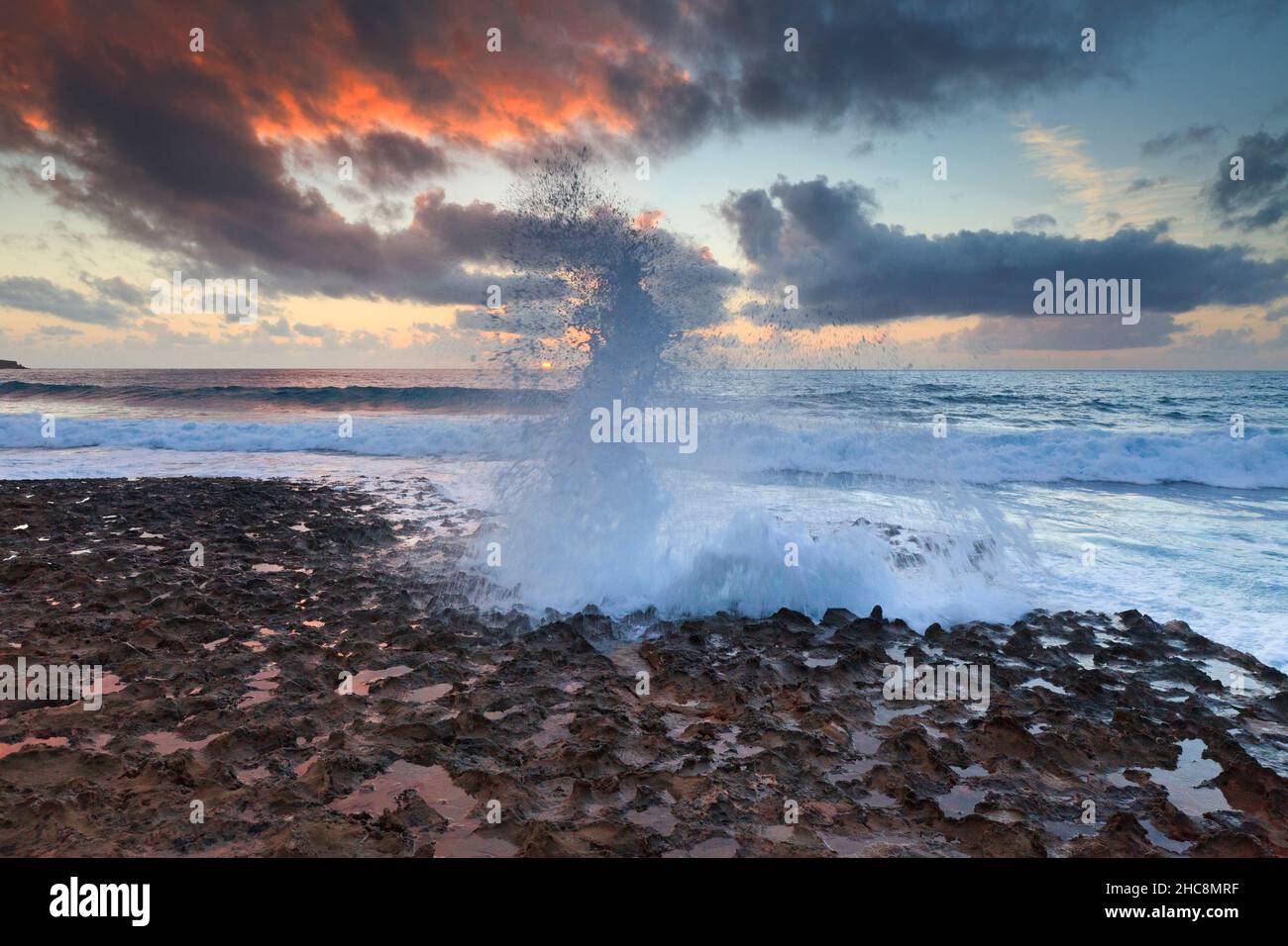 Sonnenuntergang und Wellen, die im Winter auf die felsige Küste stürmen, Halbinsel Akamas, Insel Zypern, östliches Mittelmeer Stockfoto