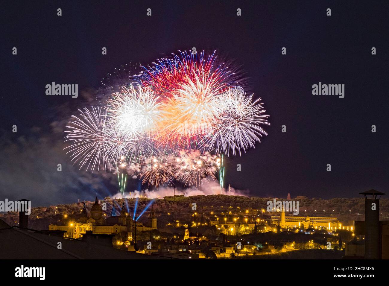 Feuerwerknacht in der Stadt Barcelona, Spanien Stockfoto