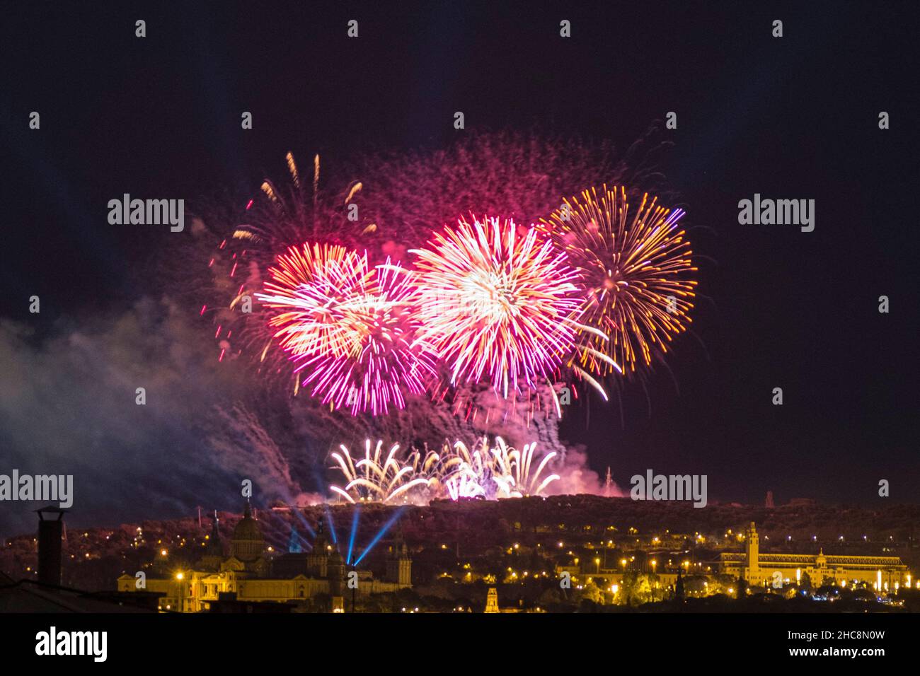 Feuerwerknacht in der Stadt Barcelona, Spanien Stockfoto