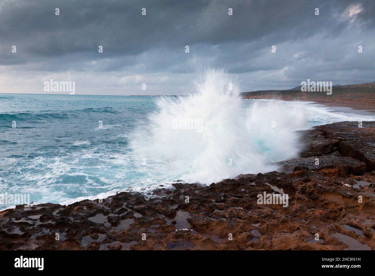 Stürmischer Himmel und Wellen, die an felsiger Küste, der Halbinsel Akamas, der Insel Zypern und dem östlichen Mittelmeer krachen Stockfoto