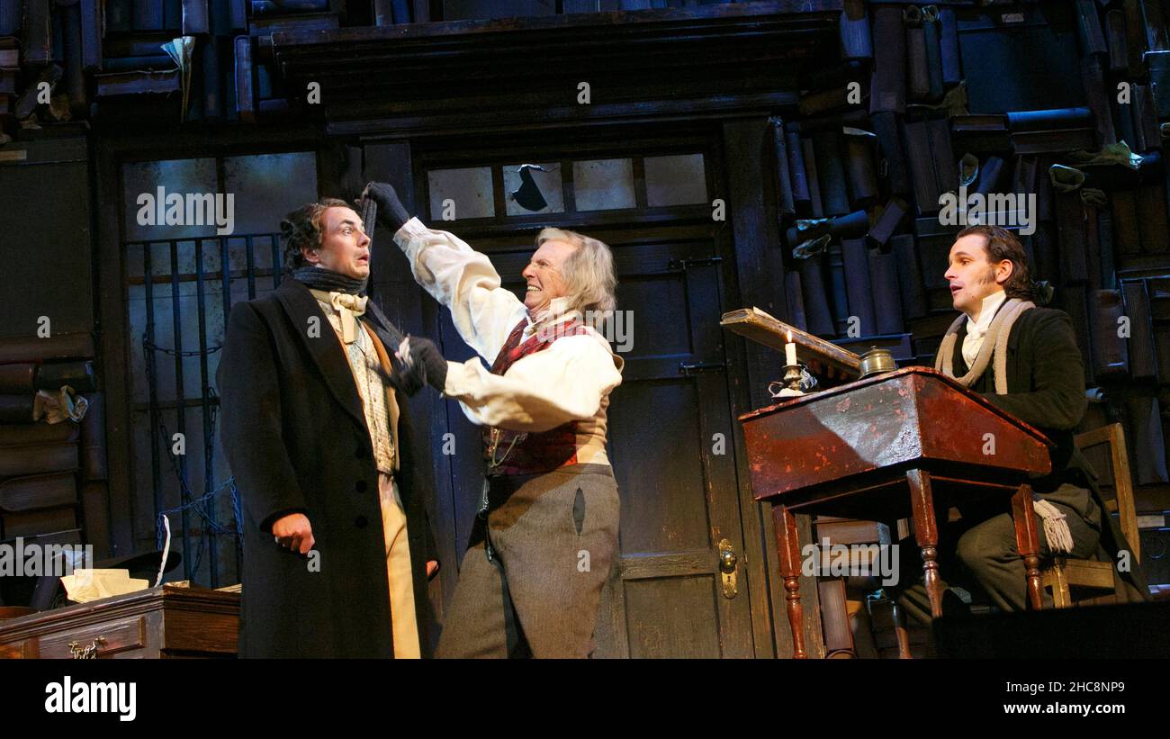 l-r: Craig Whitely (Harry), Tommy Steele (Ebenezer Scrooge), Edward Handoll (Bob Cratchit) in SCROOGE im London Palladium, London W1 06/11/2012 Basierend auf 'A Christmas Carol' von Charles Dickens Buch, Musik & Texte: Leslie Bricusse Design: Paul Farnsworth Beleuchtung: Nick Richings Choreographie: Lisa Kent Illusions: Paul Kieve Regie: Bob Tomson Stockfoto