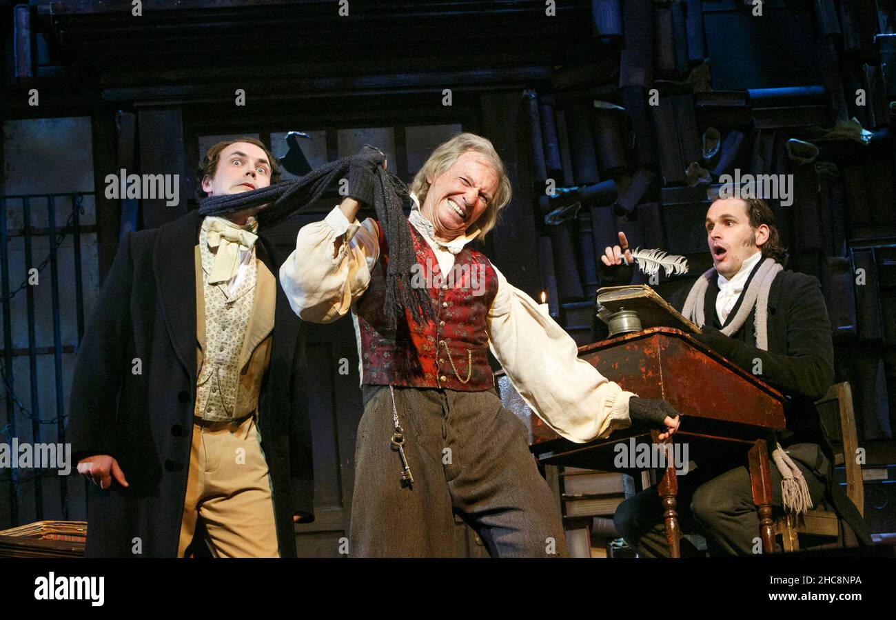 l-r: Craig Whitely (Harry), Tommy Steele (Ebenezer Scrooge), Edward Handoll (Bob Cratchit) in SCROOGE im London Palladium, London W1 06/11/2012 Basierend auf 'A Christmas Carol' von Charles Dickens Buch, Musik & Texte: Leslie Bricusse Design: Paul Farnsworth Beleuchtung: Nick Richings Choreographie: Lisa Kent Illusions: Paul Kieve Regie: Bob Tomson Stockfoto