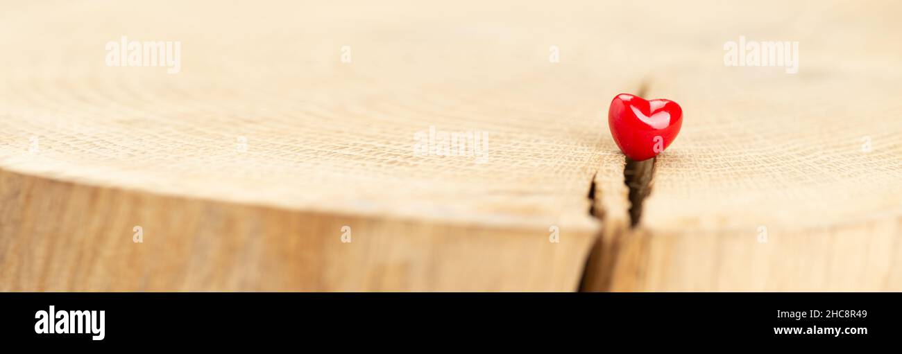 Valentinstag Hintergrund mit Herzen. Rotes Herz auf altem Holz. Urlaubskarte mit Kopierplatz. Stockfoto