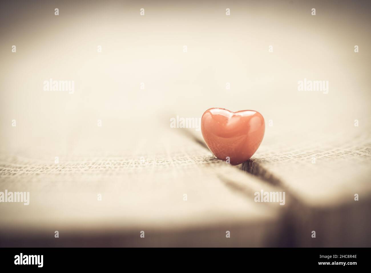 Valentinstag Hintergrund mit Herzen. Rotes Herz auf altem Holz. Urlaubskarte mit Kopierplatz. Stockfoto