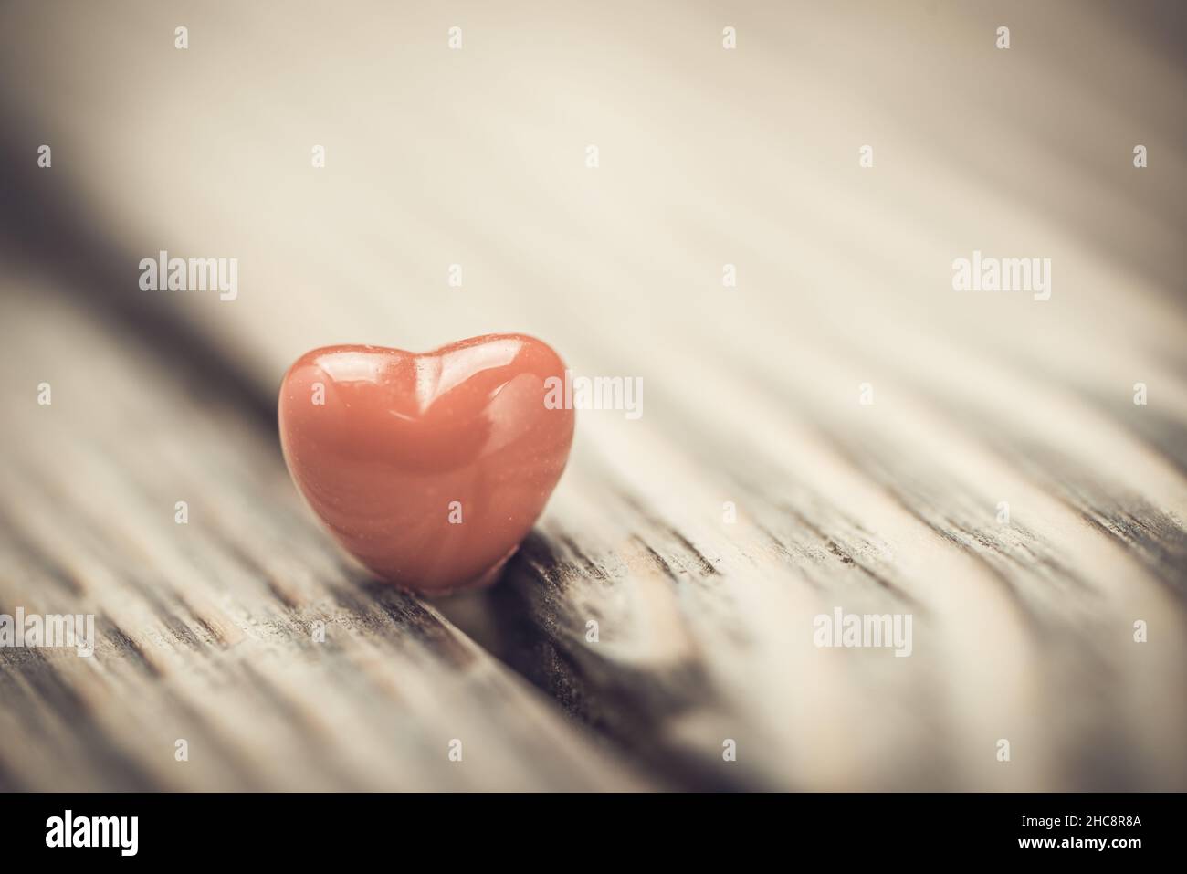 Valentinstag Hintergrund mit Herzen. Rotes Herz auf altem Holz. Urlaubskarte mit Kopierplatz. Stockfoto
