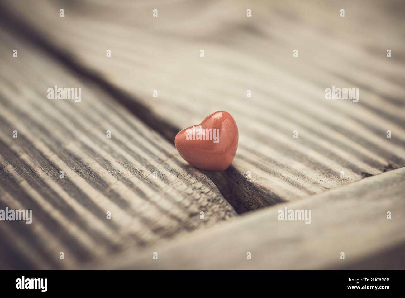 Valentinstag Hintergrund mit Herzen. Rotes Herz auf altem Holz. Urlaubskarte mit Kopierplatz. Stockfoto
