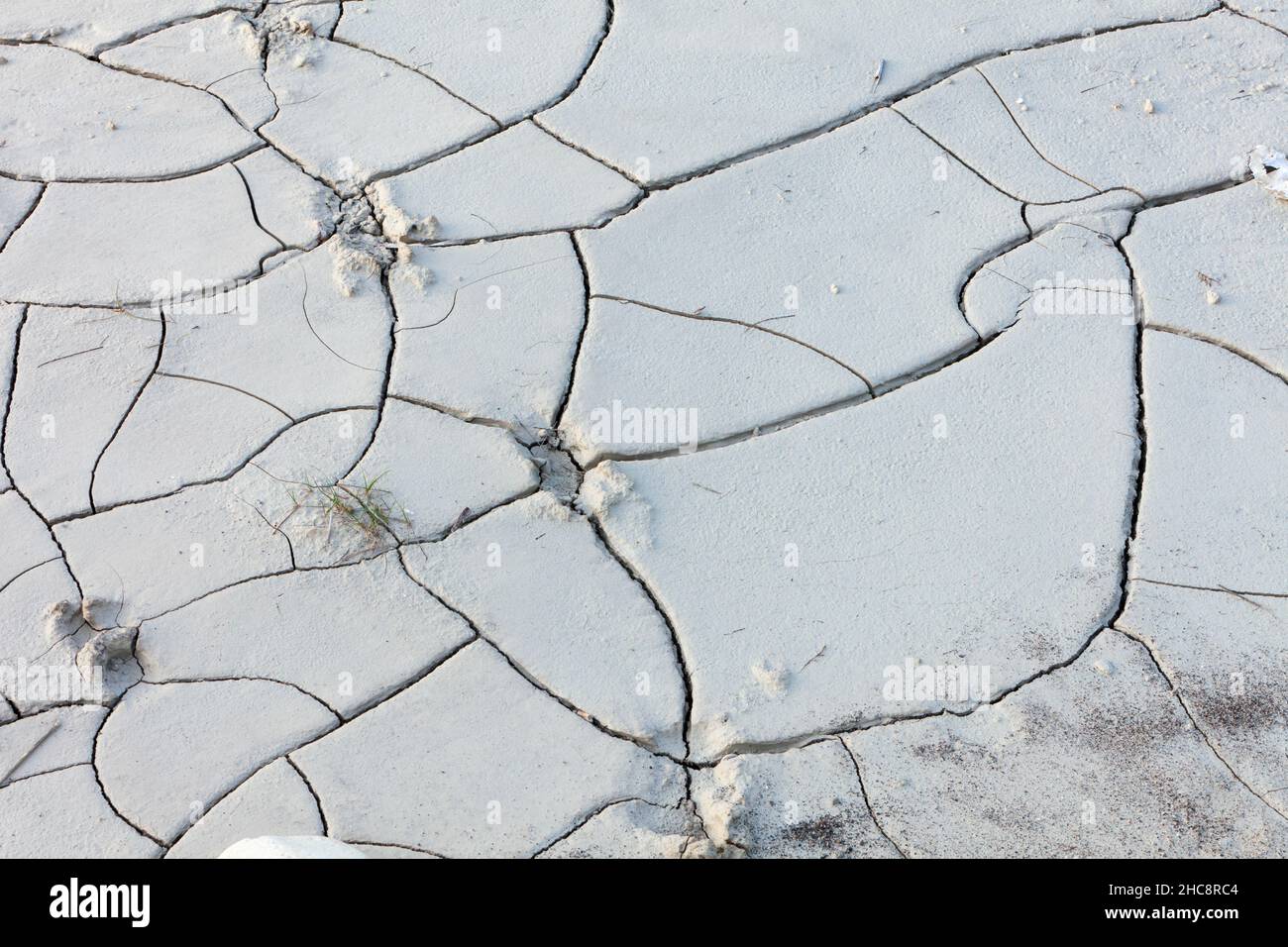 Ausgetrocknete Erde, die Risse zeigt, während der Dürrebedingungen auf der Insel Zypern, im östlichen Mittelmeer Stockfoto