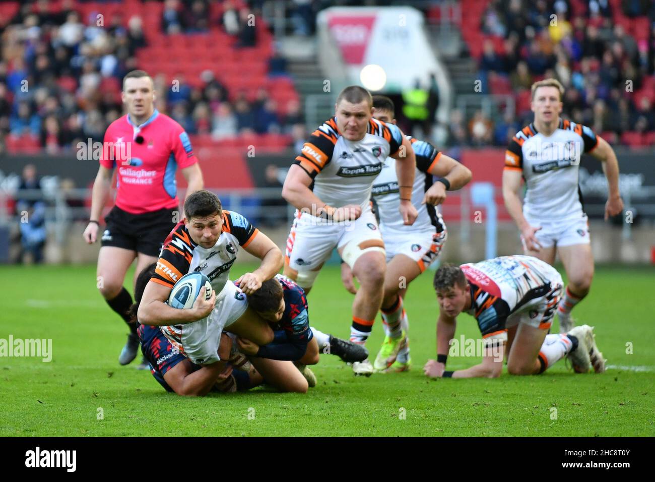 Bristol, Großbritannien. 26th Dez 2021. Ben Youngs von Leicester Tigers wird von Callum Sheedy von Bristol Bears und Christopher Vui von Bristol Bears während des Gallagher Premiership Rugby-Spiels zwischen Bristol Rugby und Leicester Tigers am Ashton Gate, Bristol, England, am 26. Dezember 2021 in Angriff genommen. Foto von Scott Boulton. Nur zur redaktionellen Verwendung, Lizenz für kommerzielle Nutzung erforderlich. Keine Verwendung bei Wetten, Spielen oder Veröffentlichungen einzelner Clubs/Vereine/Spieler. Kredit: UK Sports Pics Ltd/Alamy Live Nachrichten Stockfoto