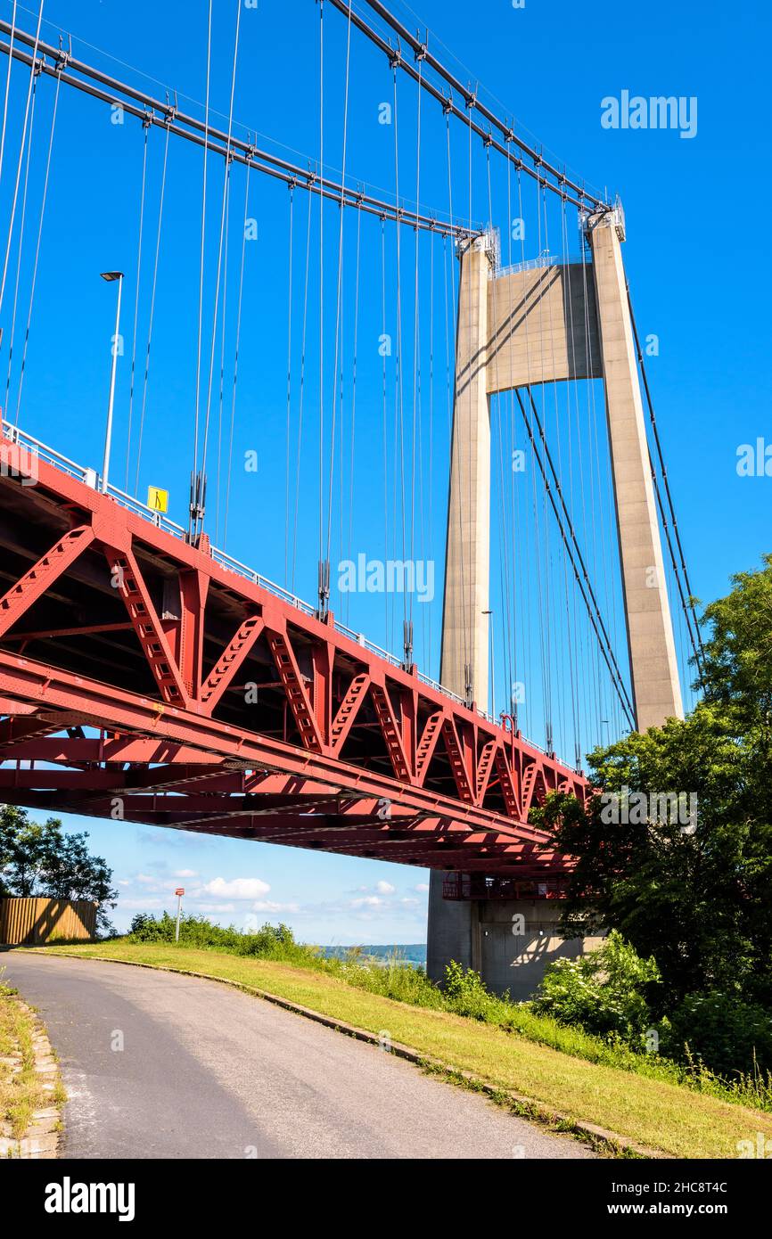 Blick auf das rote Stahldeck der Tancarville-Brücke, einer Hängebrücke über die seine am Stadtrand von Le Havre, Frankreich. Stockfoto