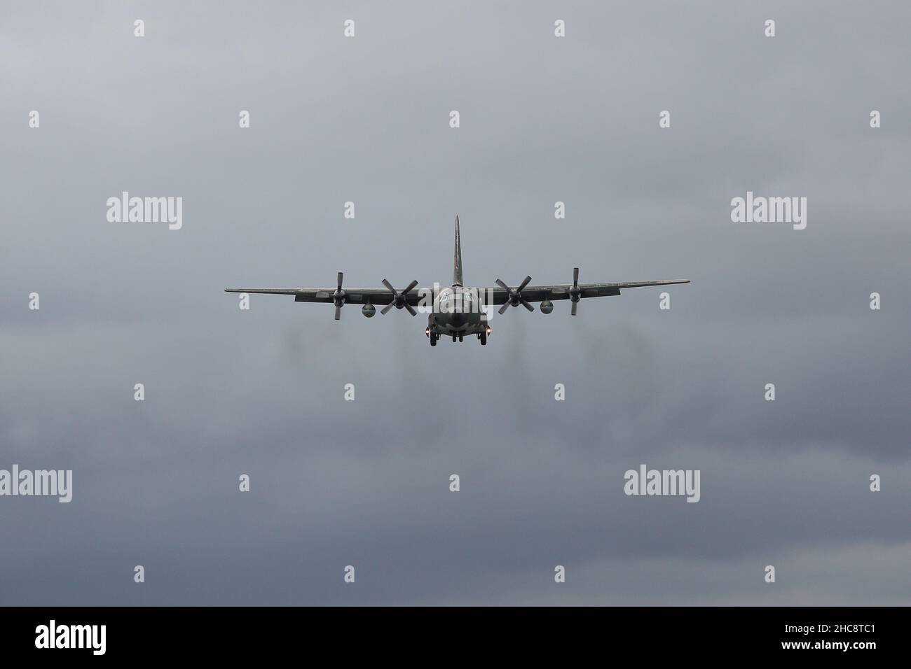 Lockheed C-130 Hercules Militärtransportflugzeug am Himmel in der Nähe des Flughafens Taipei Songshan Stockfoto