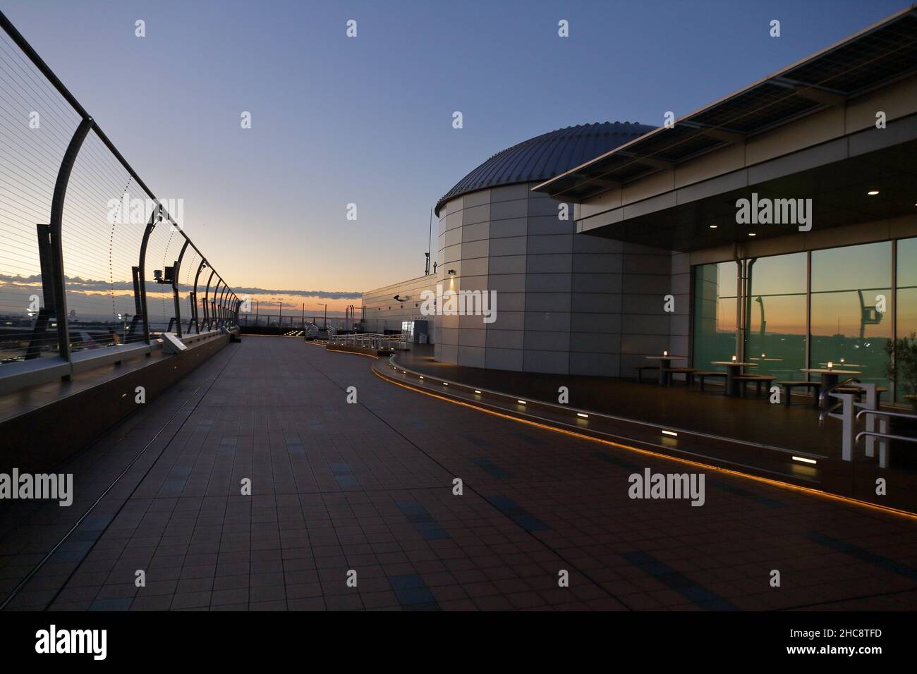 Der wunderschöne Sonnenaufgang am frühen Morgen im Observation Deck im Haneda Airport International Terminal. Stockfoto