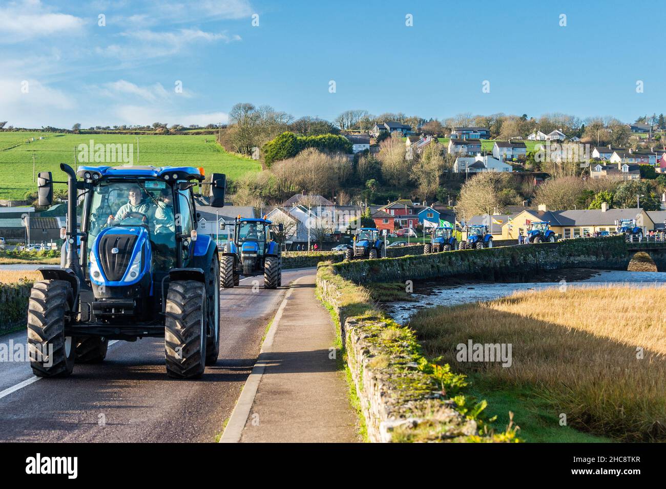 Timoleague, West Cork, Irland. 26th Dez 2021. Der Kilbrittain Traktorenlauf, einer der größten in Irland, fand heute statt. Rund 400 Traktoren nahmen an der jährlichen Serie Teil und brachten Geld für wohltätige Zwecke ein. Die Fahrt durch Timoleague, West Cork, ist abgebildet. Quelle: AG News/Alamy Live News Stockfoto