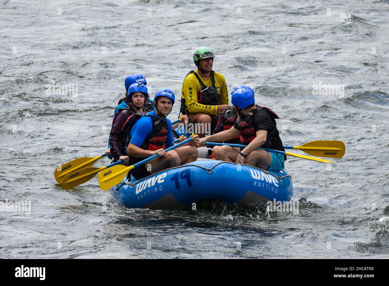 Eine Gruppe von Touristen Rafting Sarapiqui River. Provinz Heredia, Costa Rica. Stockfoto