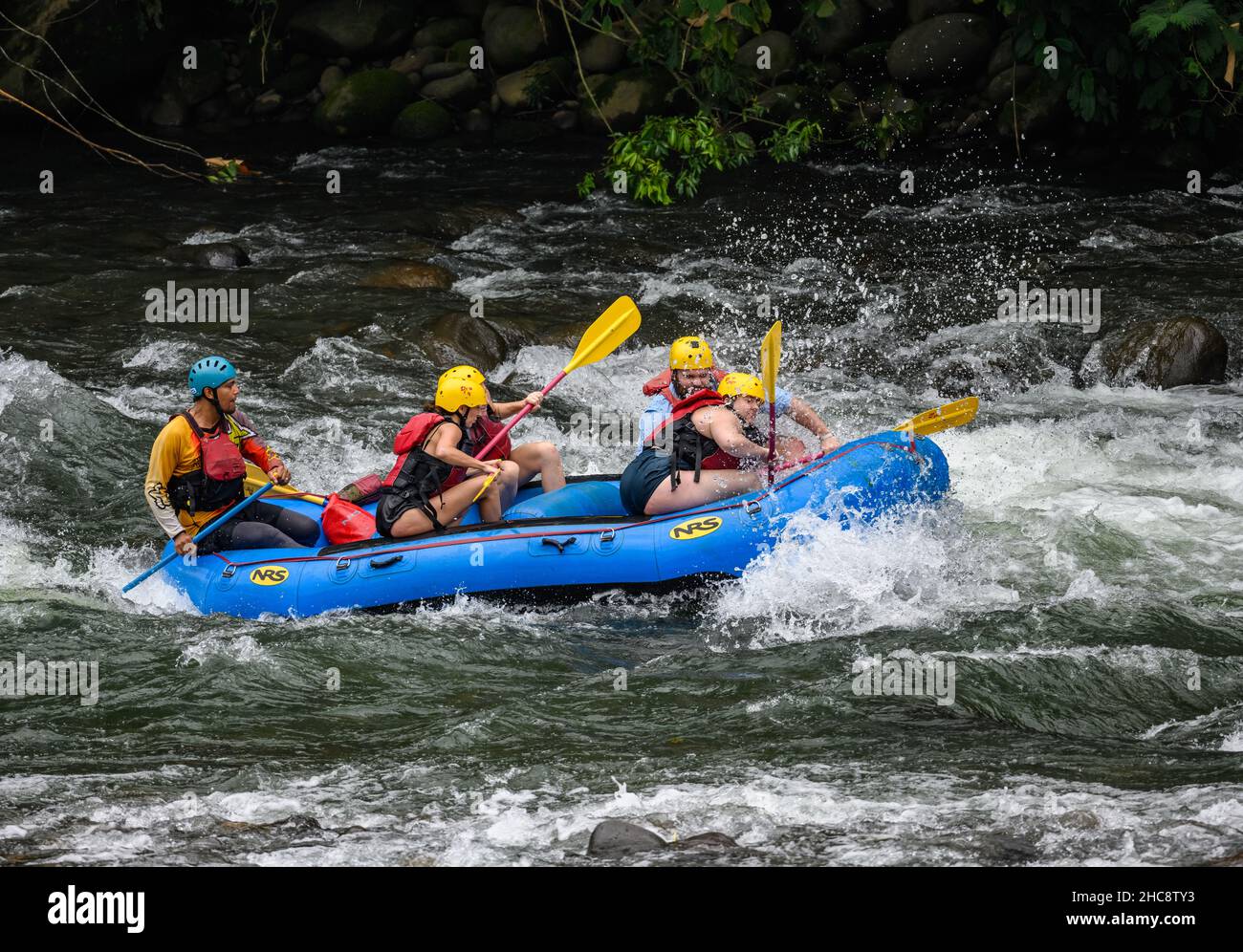 Eine Gruppe von Touristen Wildwasser-Rafting im Sarapiqui River. Heredia, Costa Rica. Stockfoto