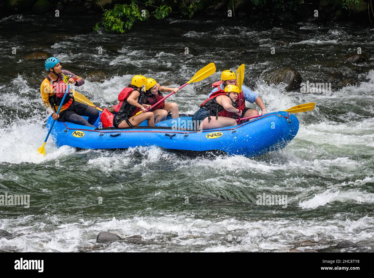 Eine Gruppe von Touristen Wildwasser-Rafting im Sarapiqui River. Heredia, Costa Rica. Stockfoto
