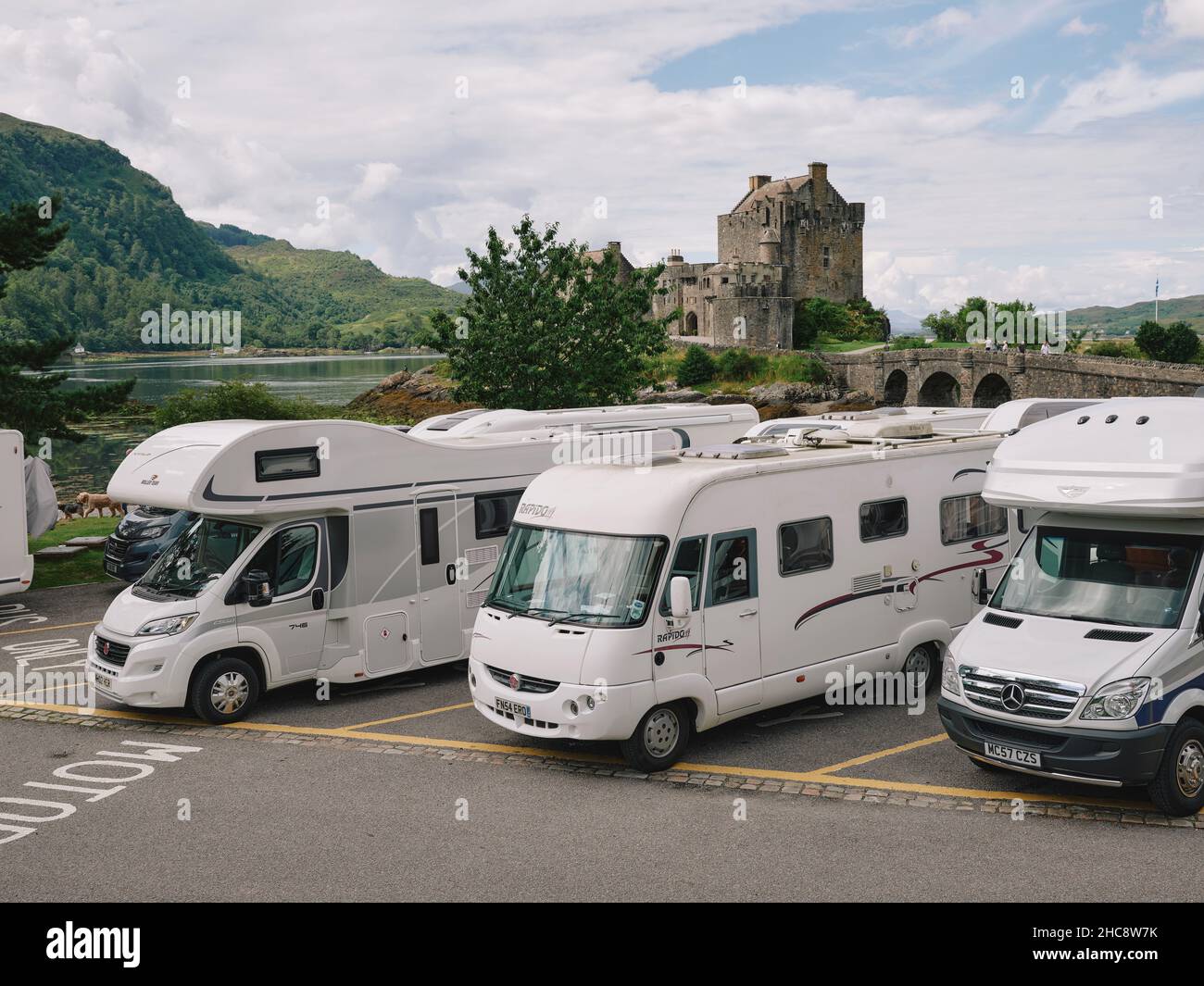 Wohnmobil-Wohnmobil-Wohnmobil auf Eilean Donan Castle, Loch Duich, Kyle of Lochalsh, West Highlands Scotland UK geparkt - Aufenthalt Wohnmobile Stockfoto