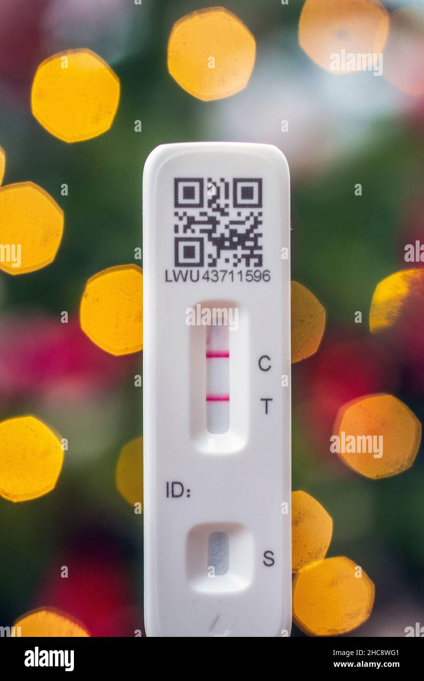 Home Test Kit für Coronavirus zeigt positive Ergebnis.Covid steigenden Omicron Weihnachtsfälle. Stockfoto