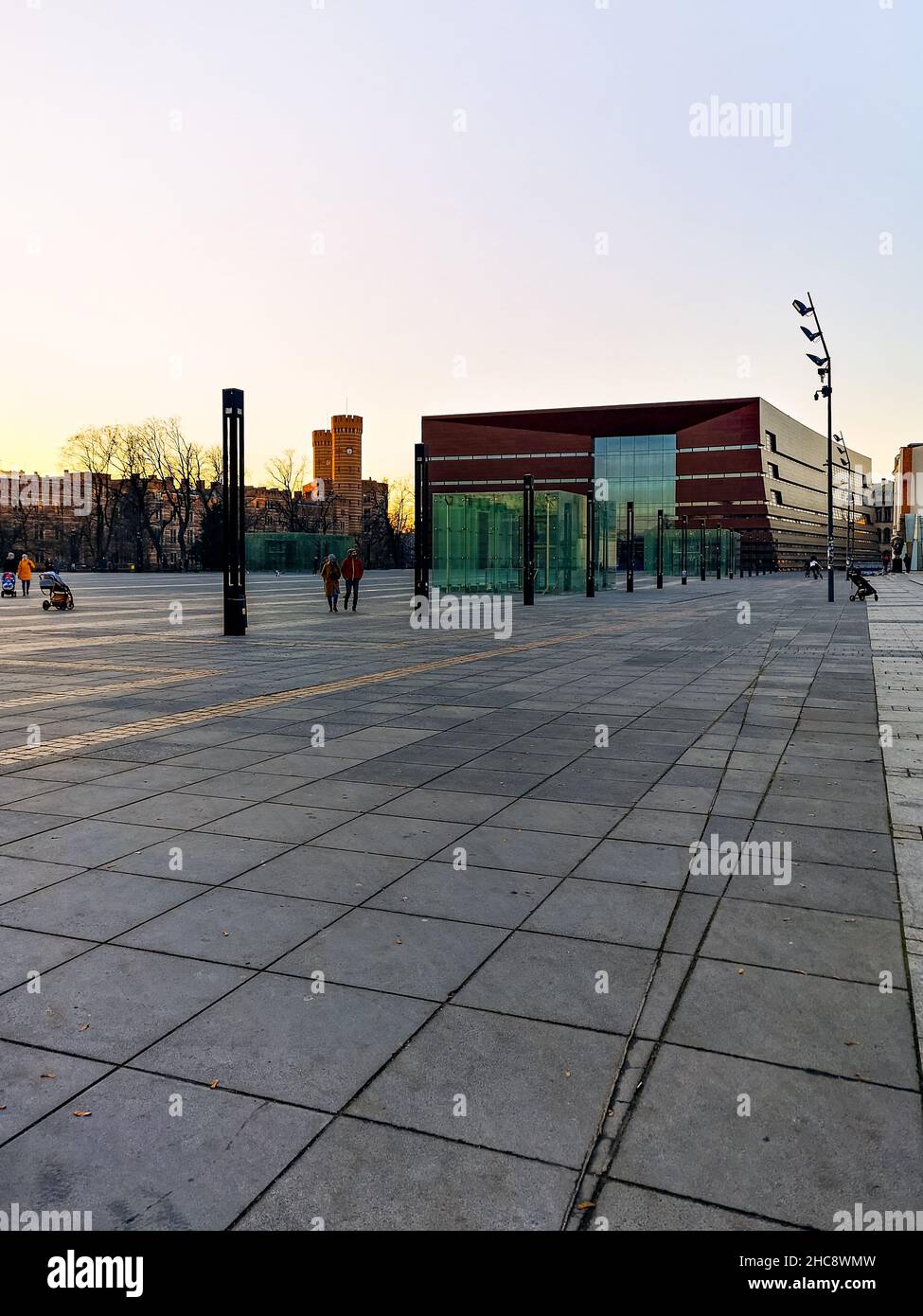 Breslau, Polen - 31 2020. Dezember: Großer leerer Platz der Freiheit mit nationalem Forum der Musik bei Sonnenuntergang Stockfoto