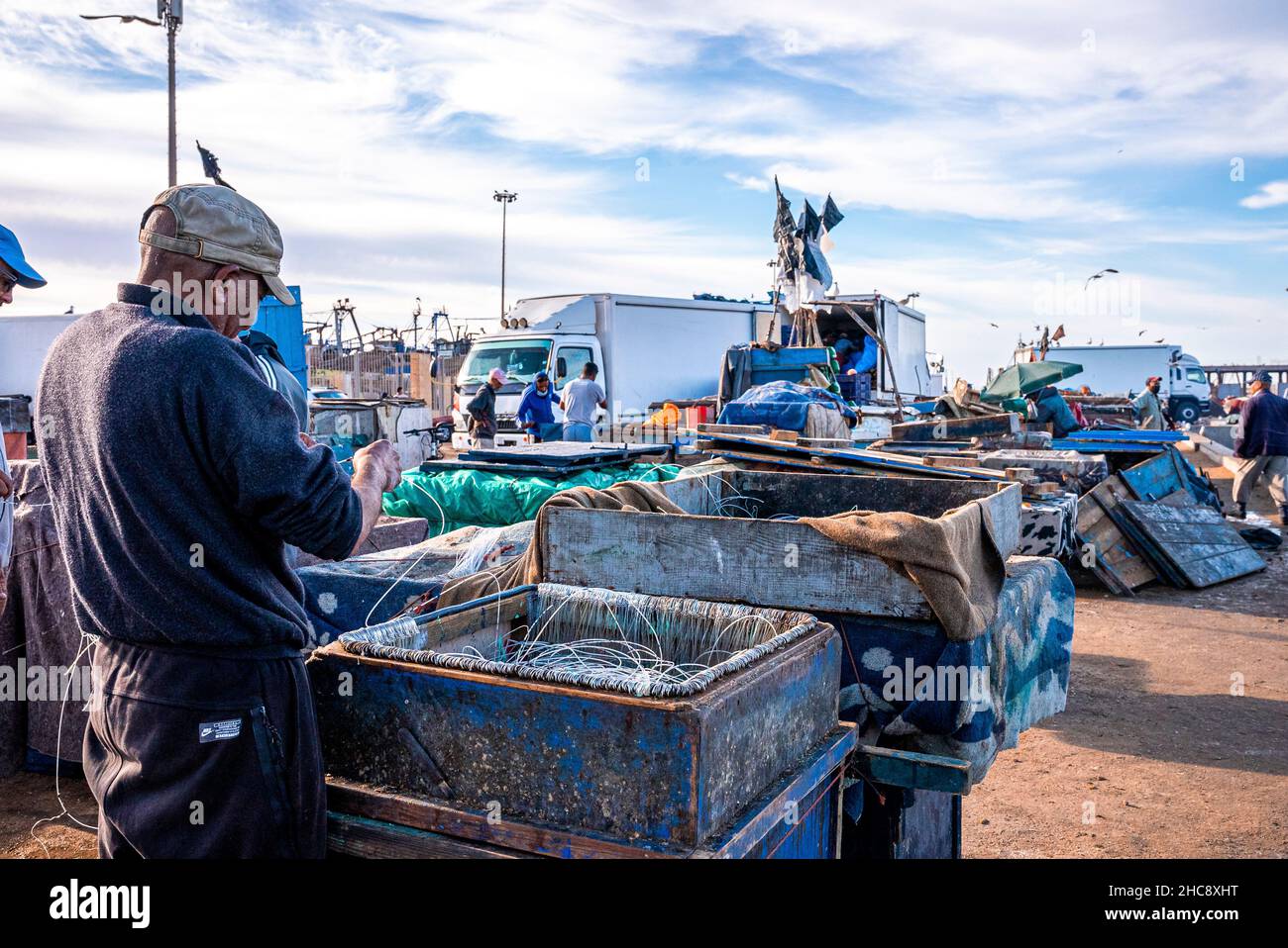 Menschen, die am sonnigen Tag am Markt am Yachthafen arbeiten Stockfoto