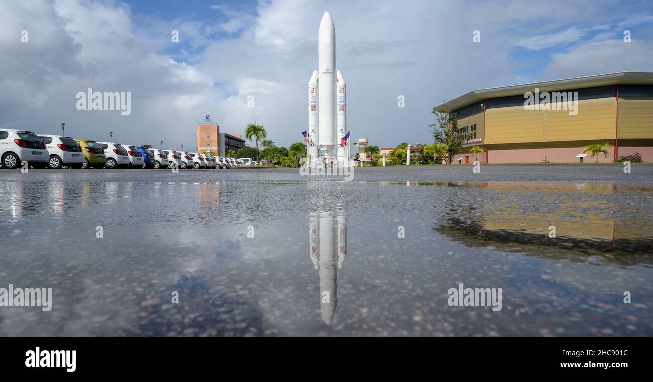 Kourou, Französisch-Guayana. 21. Dezember 2021. Eine Nachahmung der Arianespace Ariane 5 Rakete markiert den Eingang zum Weltraumzentrum Guayana am 21. Dezember 2021 in Kourou, Französisch-Guayana. Quelle: Bill Ingalls/NASA/Alamy Live News Stockfoto