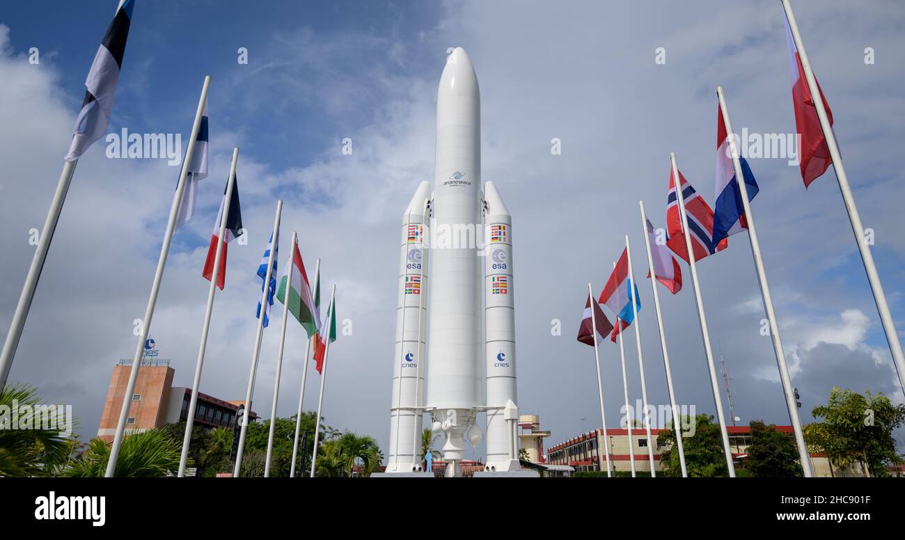 Kourou, Französisch-Guayana. 21. Dezember 2021. Eine Nachahmung der Arianespace Ariane 5 Rakete markiert den Eingang zum Weltraumzentrum Guayana am 21. Dezember 2021 in Kourou, Französisch-Guayana. Quelle: Bill Ingalls/NASA/Alamy Live News Stockfoto