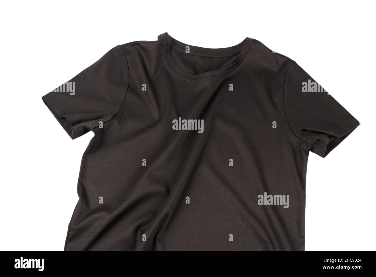 Ein schwarzes T-Shirt aus Baumwolle, isoliert auf weißem Hintergrund. Stockfoto