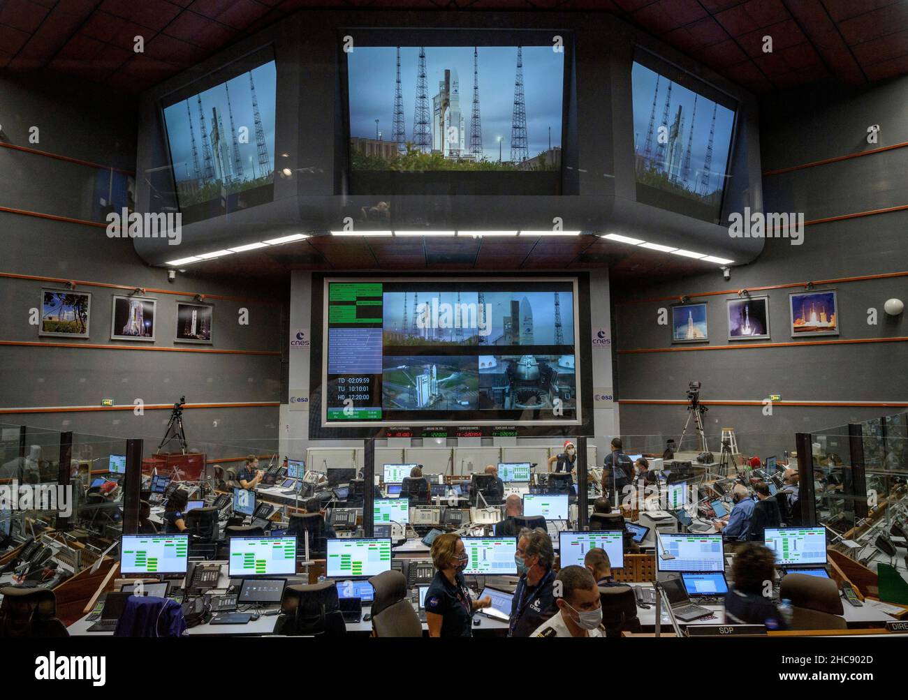 Kourou, Französisch-Guayana. 25. Dezember 2021. Startteams überwachen den Countdown zum Start der Arianespace Ariane 5-Rakete mit dem NASA-James Webb-Weltraumteleskop an Bord, das am 25. Dezember 2021 im Weltraumzentrum Guayana in Kourou, Französisch-Guayana, Missionskontrolle durchführt. Quelle: Bill Ingalls/NASA/Alamy Live News Stockfoto