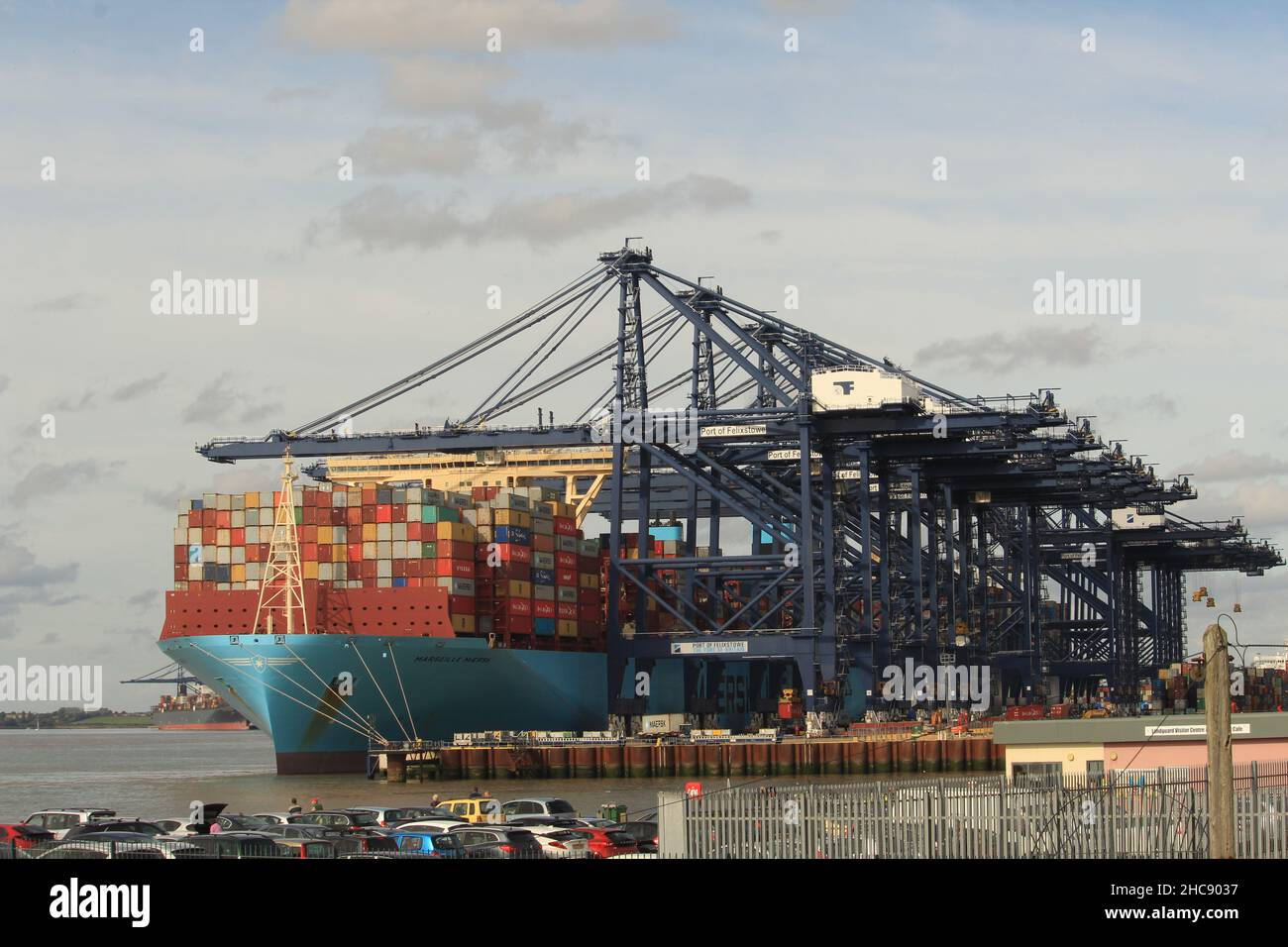 Nach dem Brexit - Verladung eines Containers auf das Marseille Maersk Schiff im britischen Hafen Felixstowe, Suffolk, Großbritannien. Stockfoto