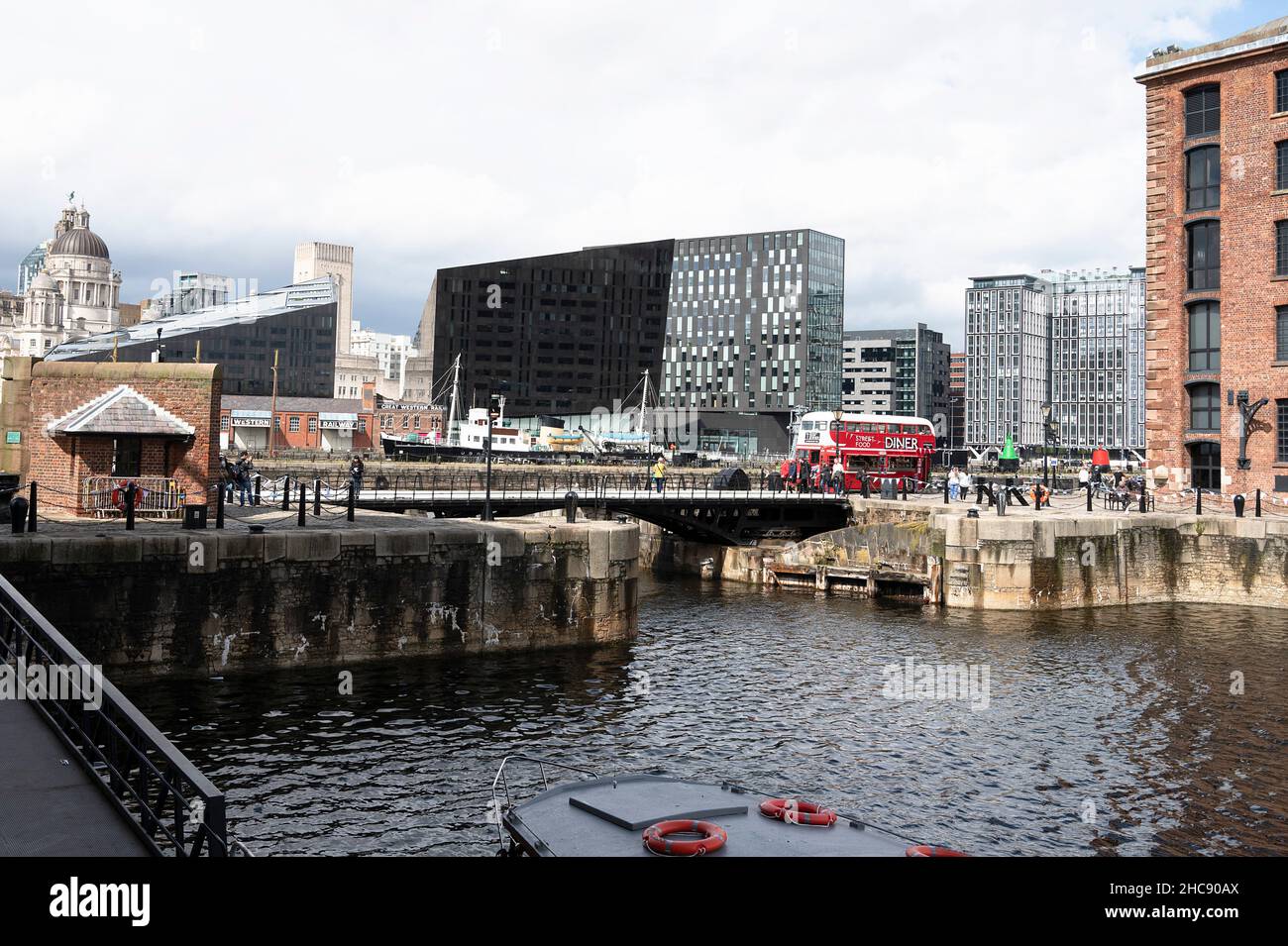 Ein wolkiger Wind fegte an Liverpools geschäftigen Albert Docks Stockfoto