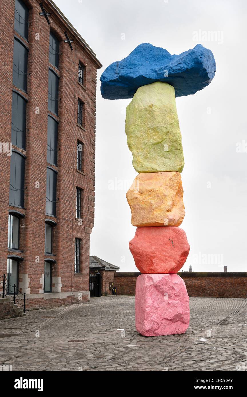 Die mehrfarbige Steinskulptur vor dem Tate Museum in Liverpool Stockfoto
