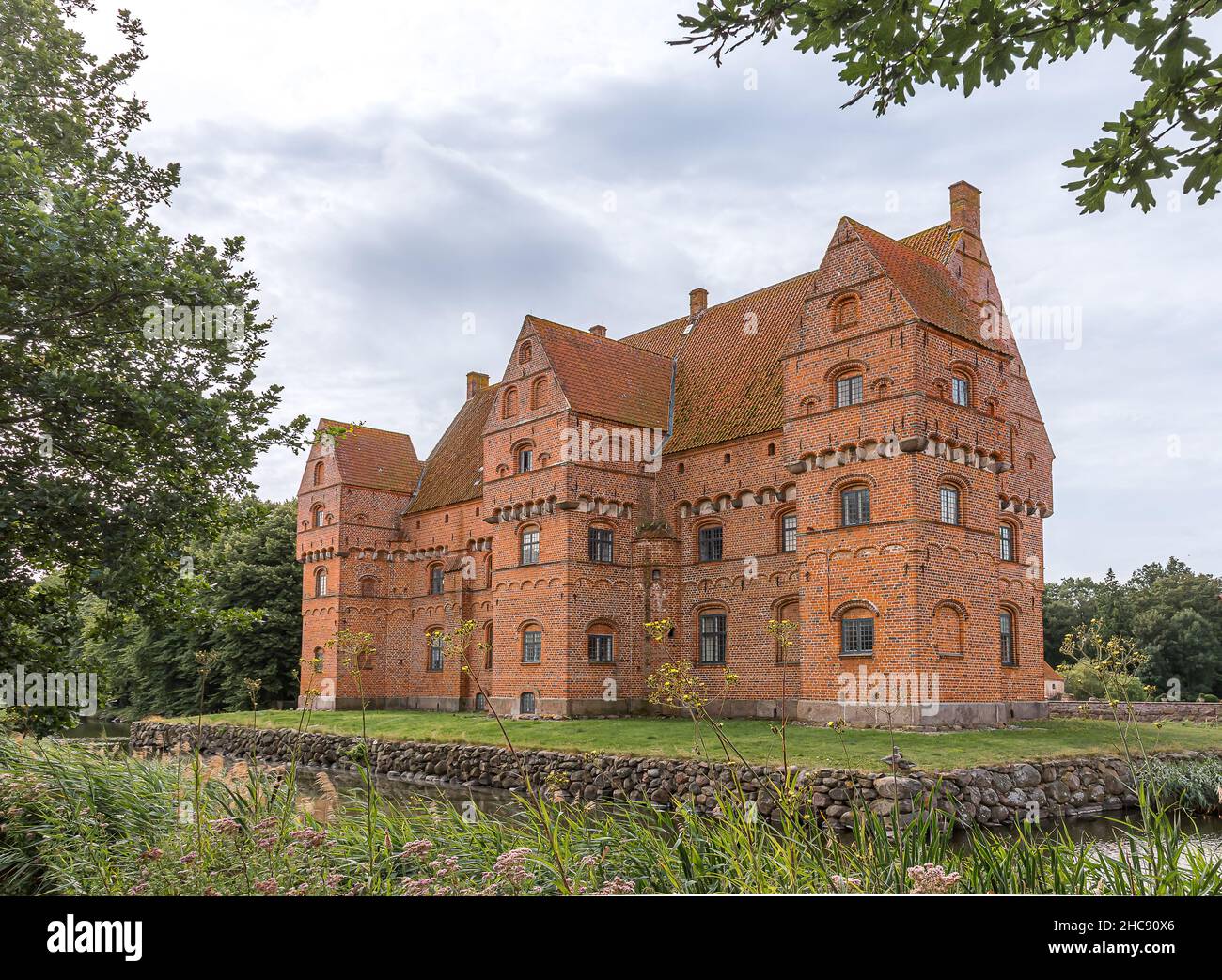 Das berühmte rote Schloss Borreby ist ein rotes Ziegelgebäude, das von einem Graben im Süden von Neuseeland, Dänemark, am 10. August 2021 umgeben ist Stockfoto