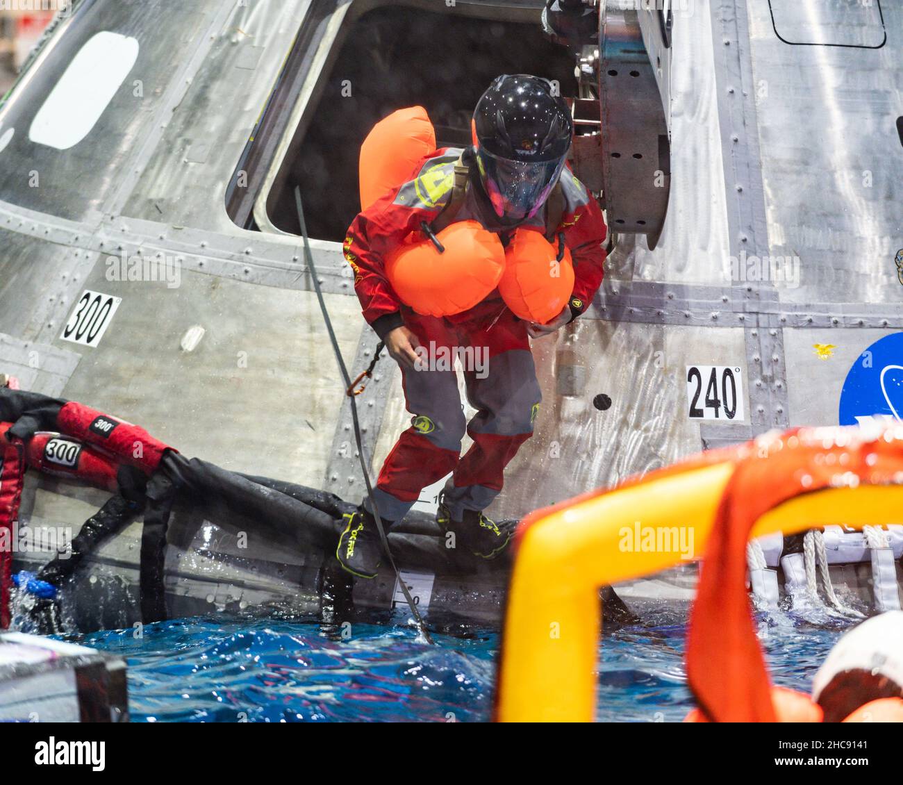 Houston, Usa. 25. August 2021. NASA Commercial Crew Program Crew-4-Astronautin Jessica Watkins trainiert während des USCV-Wasserüberleben-Trainings im Neutral Booyancy Laboratory Johnson Space Center am 25. August 2021 in Houston, Texas, für den Ausstieg aus der Kapsel. Quelle: Robert Markowitz/NASA/Alamy Live News Stockfoto