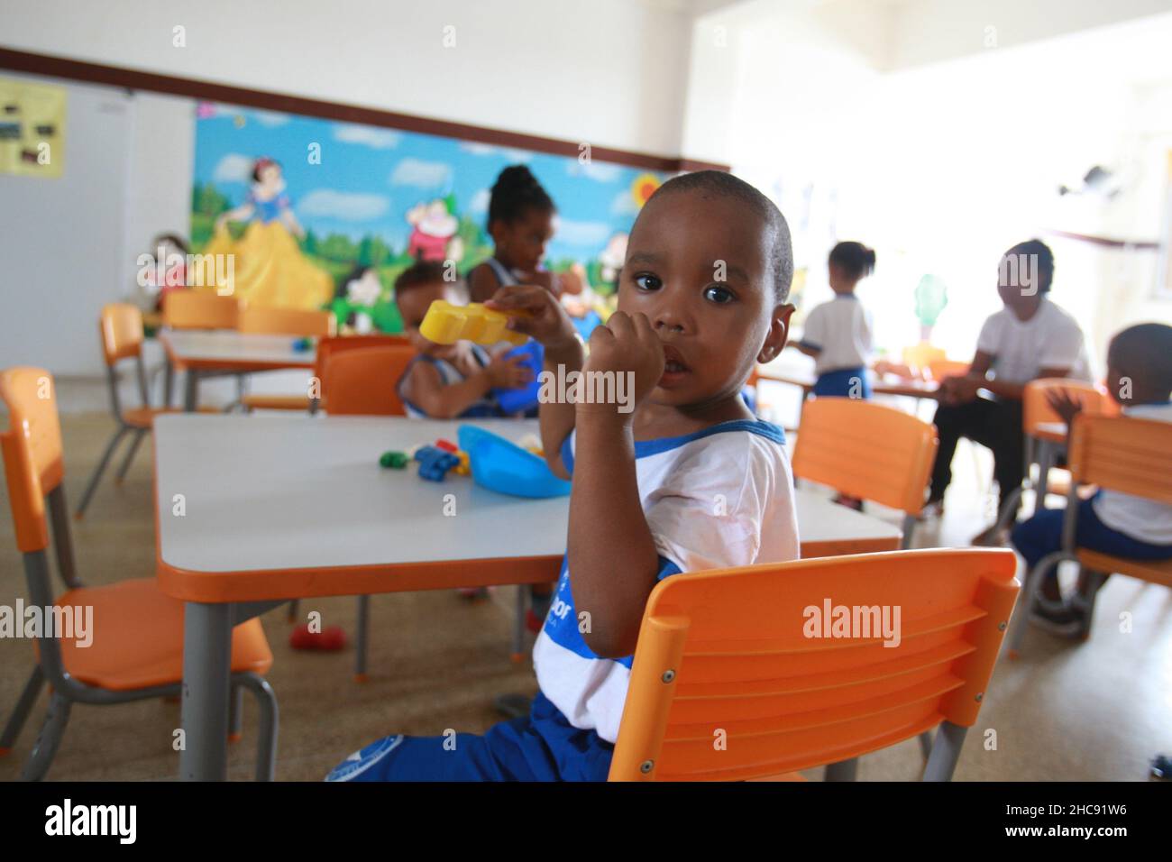 salvador, bahia, brasilien - 19. Mai 2016: Studentische Kinder und ein öffentliches Kindertageszentrum in der Stadt Salvador. Stockfoto