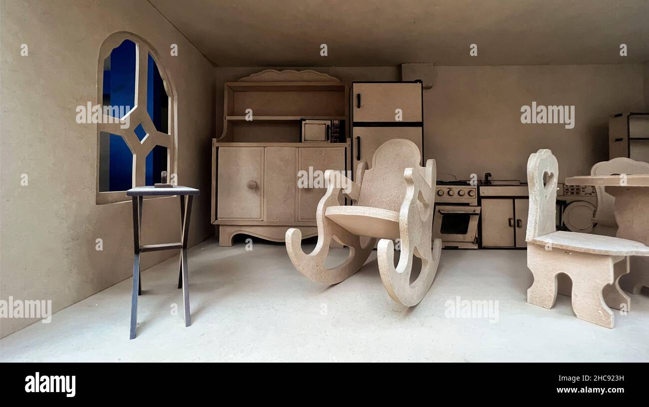 Puppe House Zimmer mit unbemalten Holzmöbeln Stockfoto