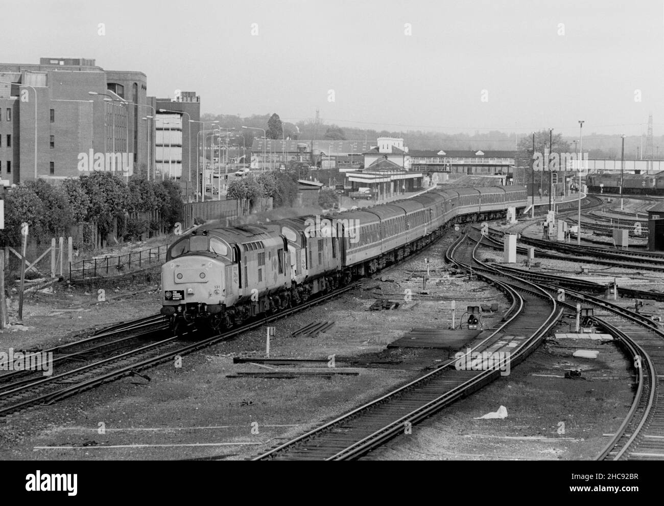 Ein Paar Dieselloks der Klasse 37 mit den Nummern 37131 und 37107, die am 20th. April 1992 eine Charterkraft von Hertfordshire Rail Tours für Enthusiasten von Eastleigh abgesetzt haben. Stockfoto