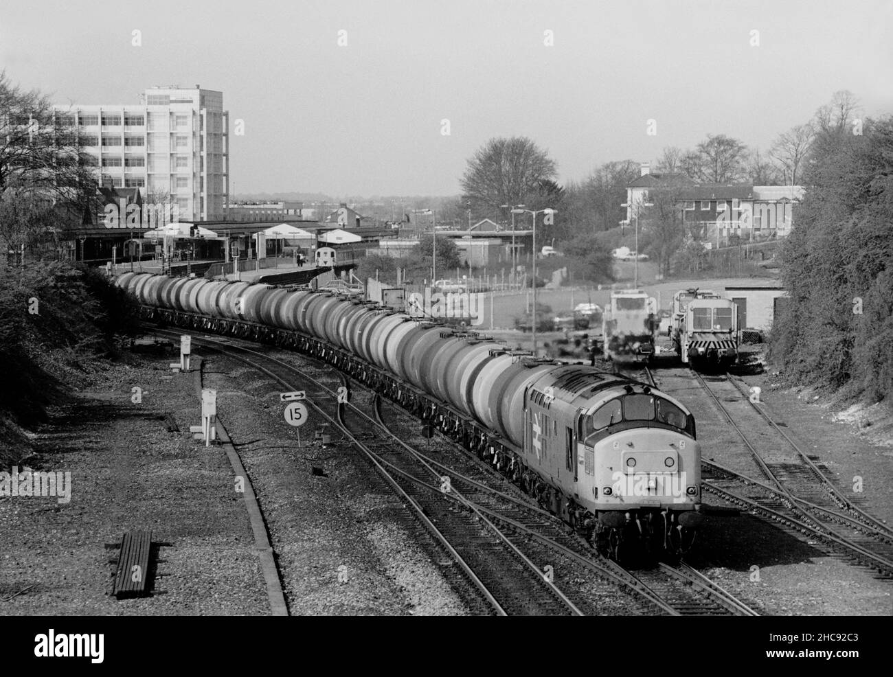 Am 20th. April 1992 fährt eine Diesellokomotive der Baureihe 37 der Baureihe 37371 mit einem Zug aus zwei Achsöltanks von Basingstoke aus. Stockfoto