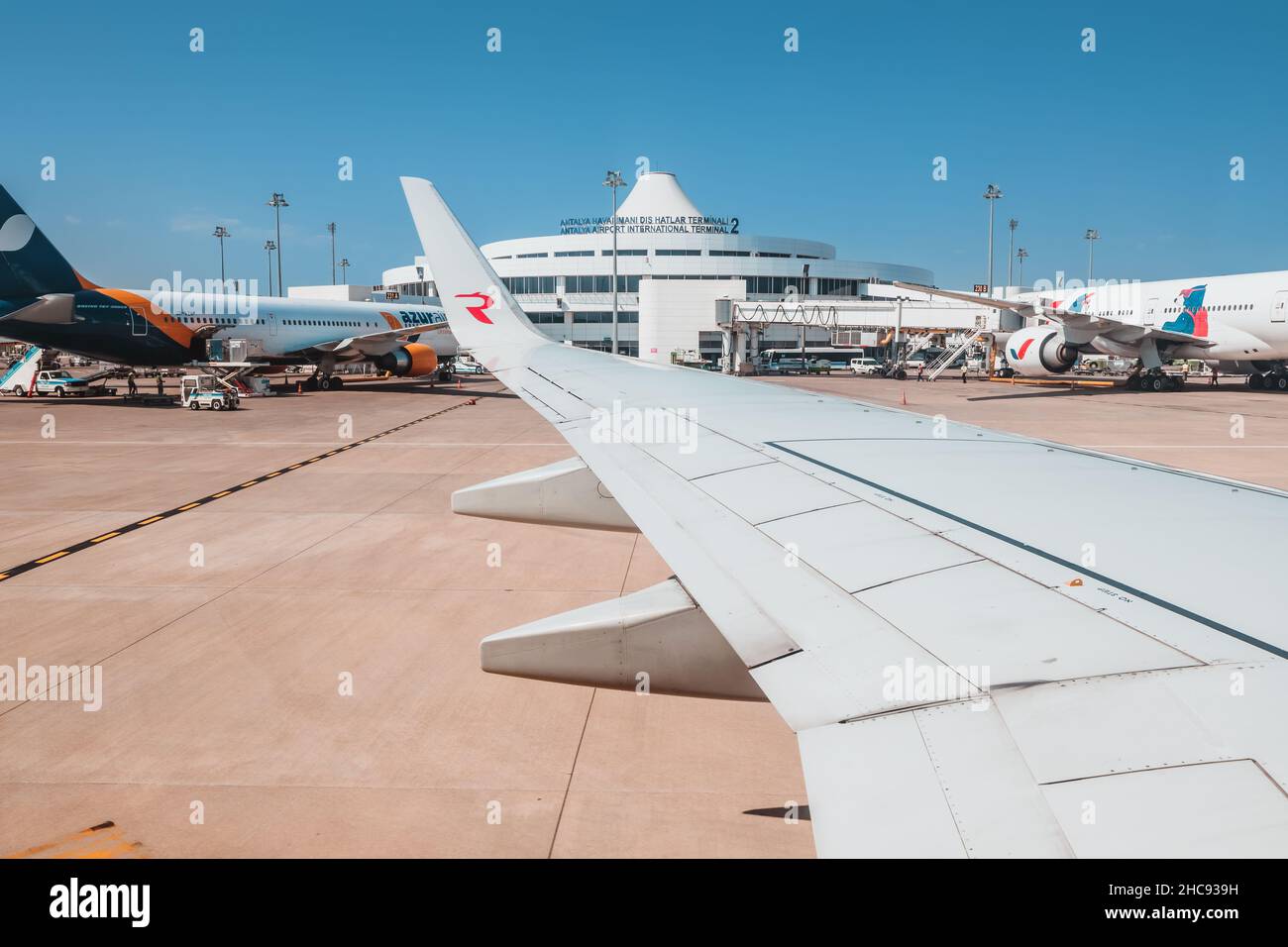 24. August 2021, Antalya, Türkei: Flügel eines Passagierflugzeugs und Kontrollturm am Flughafen. Reise- und Luftverkehrskonzept Stockfoto