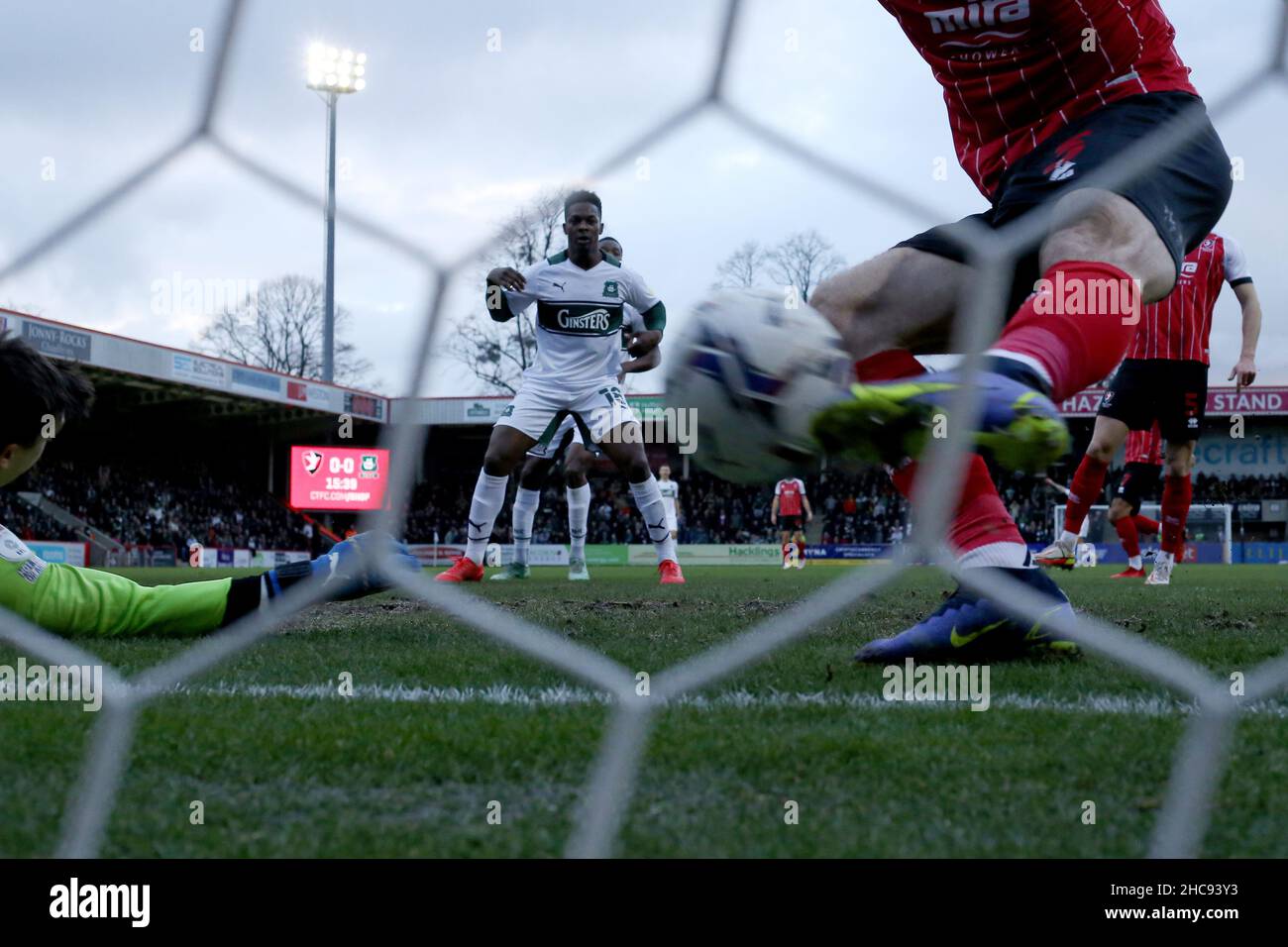 CHELTENHAM, GROSSBRITANNIEN. DEZ 26th Chris Hussey von Cheltenham Town hebt den Ball während des Spiels der Sky Bet League 1 zwischen Cheltenham Town und Plymouth Argyle im Jonny-Rocks Stadium, Cheltenham, am Sonntag, den 26th. Dezember 2021 von der Linie ab. (Kredit: Kieran Riley | MI Nachrichten) Kredit: MI Nachrichten & Sport /Alamy Live Nachrichten Stockfoto