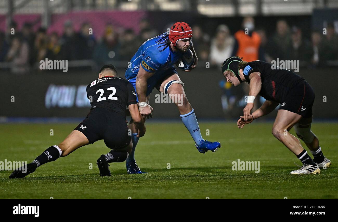 Barnett, Großbritannien. 26th Dez 2021. Premiership Rugby. Saracens V Worcester Warriors. StoneX Stadium. Barnett. Kyle Hatherell (Worcester) wird von Manu Vunipola (Saracens, 22 ) angegangen. Kredit: Sport In Bildern/Alamy Live Nachrichten Stockfoto