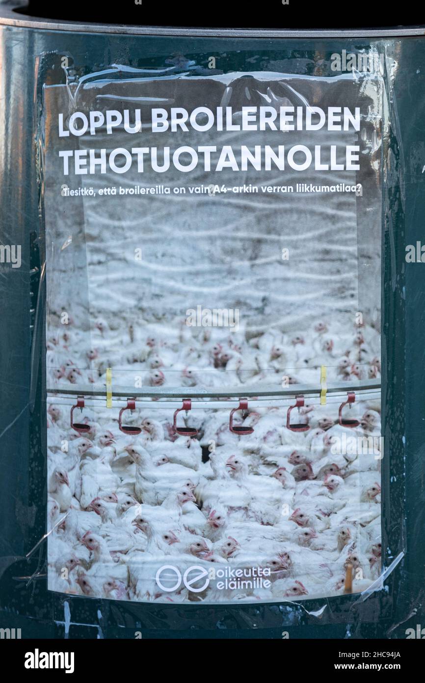 Loppu broilereiden tehotuotannolle. Tierrechtsplakat in Helsinki, Finnland. Stockfoto