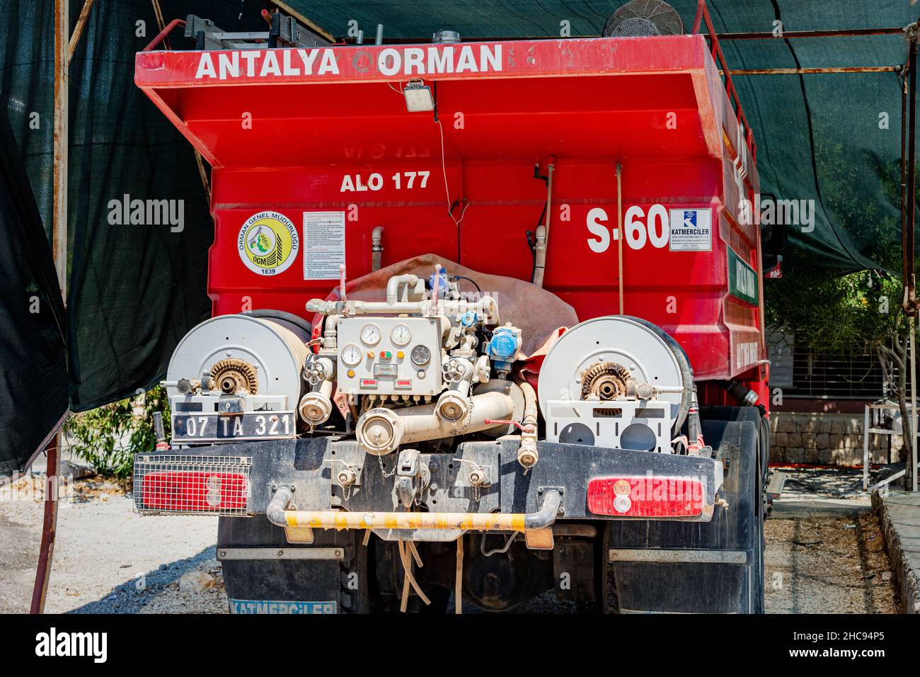 26. August 2021, Finike, Türkei: Brandschutz- und Forstfahrzeuge warten auf Aufrufe, um zu reagieren und zerstörerische Waldbrände zu löschen Stockfoto