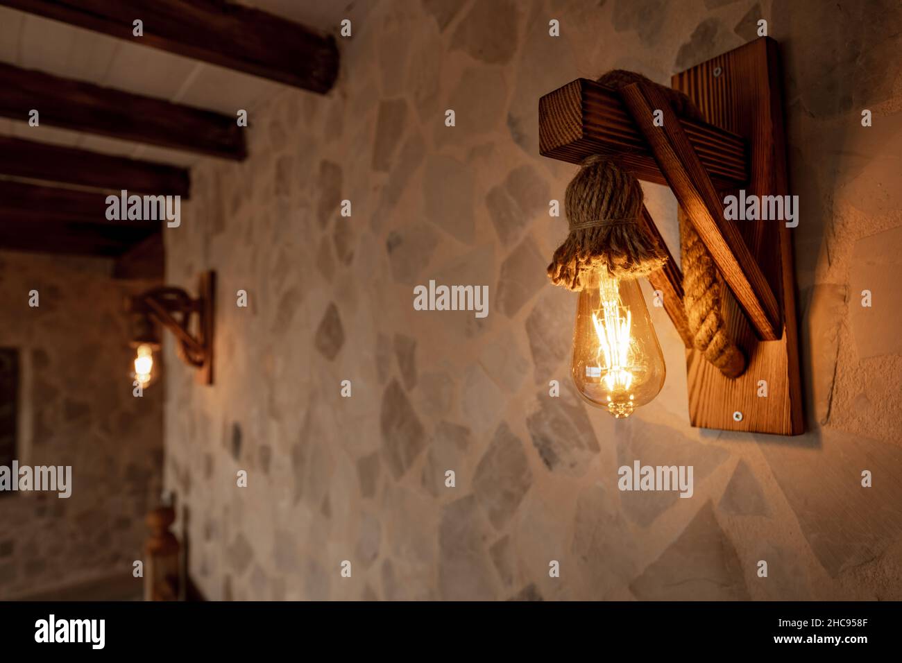 Vintage Glühlampen, sogenannte Edison-Lampen in dekorativen Lampen im Retro-Stil. Stockfoto