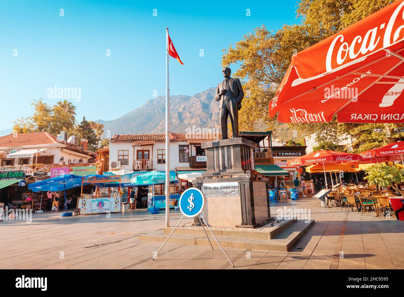 26. August 2021, Kas, Türkei: Der Hauptplatz der Stadt Kash mit einem Denkmal für Kemal Atatürk Stockfoto