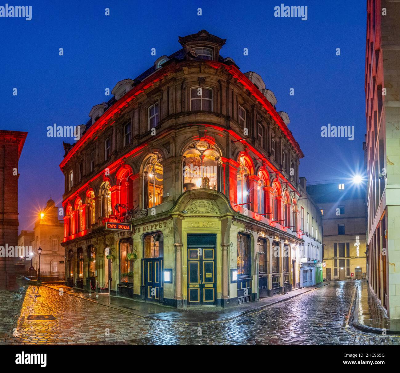 Nacht Winter Außenansicht des Cafe Royal Bar und Restaurant in Edinburgh, Schottland, Großbritannien Stockfoto